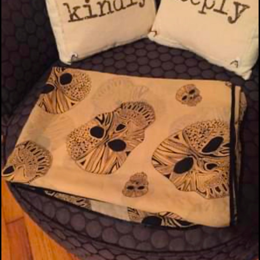 Skulls scarf